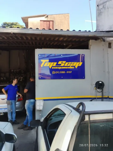 Equipe da TopScap Escapamentos na fachada